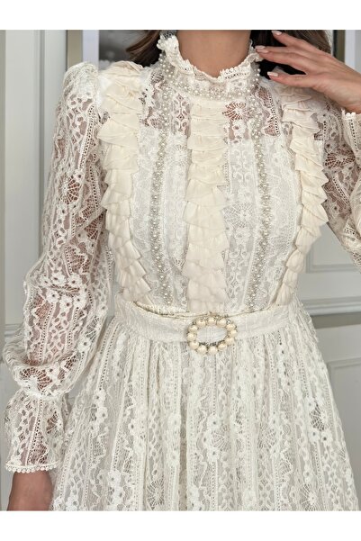 1Moda1Tarz Kadın Beyaz Dantel Ve Krep Kumaş Taş Aksesuar Broşlu Kuşak İçi Astarlı Maxi Tasarım Elbise