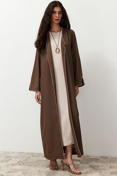 Trendyol Modest Lange gewebte Aerobin-Kappe & Ferace & Abaya mit brauner Paspelierung TCTSS24KF00012