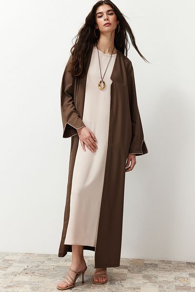 Trendyol Modest Lange gewebte Aerobin-Kappe & Ferace & Abaya mit brauner Paspelierung TCTSS24KF00012