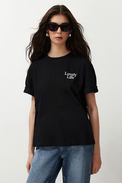 Trendyol Collection Tricou 100% bumbac cu slogan negru - Detaliu buzunar, croială normală TWOSS24TS00226