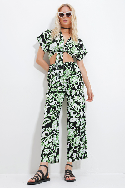 Trend Alaçatı Stili Damen-Set aus grün gemusterter, bauchfreier Bluse zum Binden und Taschenhose unten oben, gewebt, Set Alc-X11745