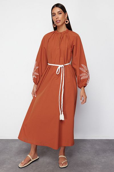 Trendyol Modest Vyšívané / vyšívané tkané šaty s balónkovým rukávem TCTSS24EB00213
