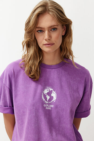 Trendyol Collection Fialové 100% silné bavlněné tričko s potiskem, pratelné, oversize střih, pletené tričko s výstřihem TWOSS24TS00146