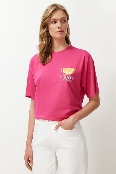Trendyol Collection Πλεκτό μπλουζάκι φούξια ροζ 100% βαμβάκι πίσω και μπροστά με στάμπα Oversize/Άνετη εφαρμογή Πλεκτό T-Shirt TWOSS24TS00233
