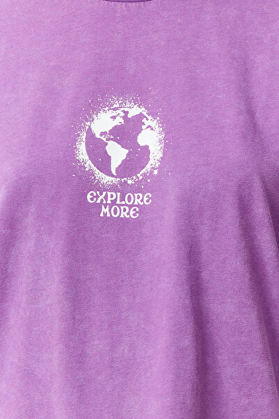 Trendyol Collection Fialové 100% silné bavlněné tričko s potiskem, pratelné, oversize střih, pletené tričko s výstřihem TWOSS24TS00146