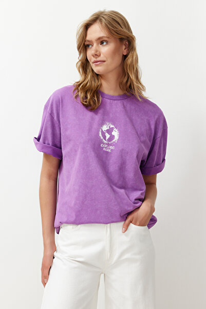 Trendyol Collection Fialové 100% silné bavlněné tričko s potiskem, pratelné, oversize střih, pletené tričko s výstřihem TWOSS24TS00146