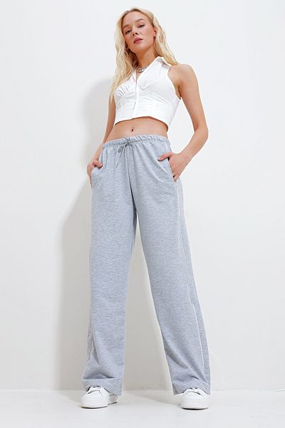 Trend Alaçatı Stili Graue Damen-Jogginghose mit doppelten seitlichen Taschen, gerippt und weitem Bein ALC-X11984