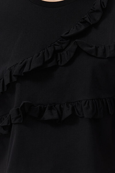 Trendyol Collection Černé 100% tlusté bavlněné tričko s volánky a pohodlným střihem s krátkým rukávem TWOSS24TS00232