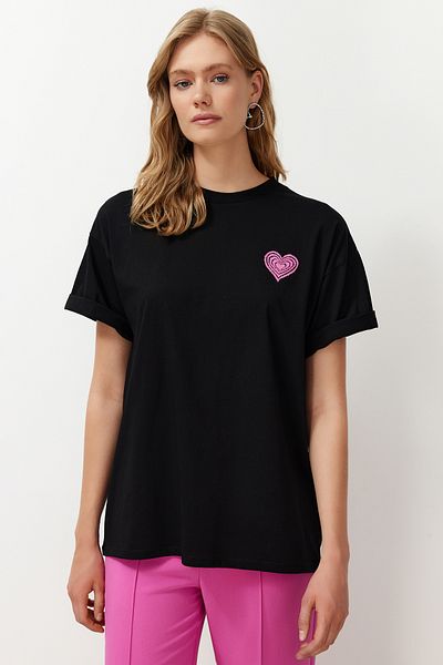 Trendyol Collection Schwarzes Strick-T-Shirt in Übergröße/weiter Passform aus 100 % Baumwolle mit geprägtem Aufdruck auf Vorder- und Rückseite TWOSS23TS00355