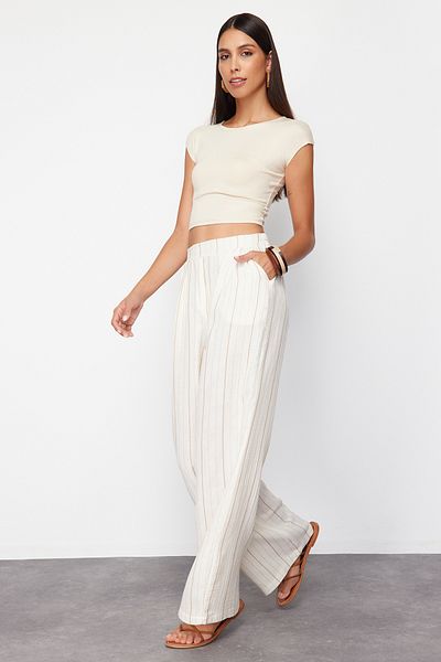 Trendyol Collection Ecru gestreifte Hose mit weitem Bein/Webhose mit weitem Bein TWOSS24PL00145