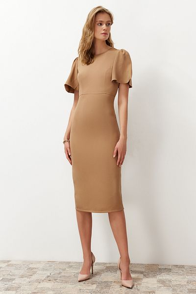 Trendyol Collection A-vonalú Mink Midi ruha - Redős részlet az ujján, ceruzaszoknya szőtt TWOSS24EL00659