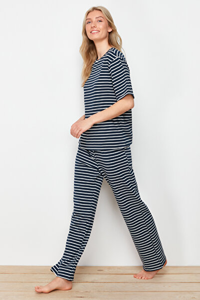Trendyol Collection Sötétkék-fehér pamut csíkos bordás kötött pizsama szett THMSS24PT00329