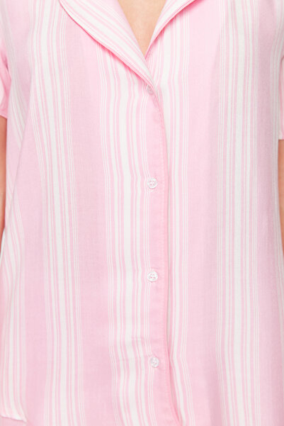 Trendyol Collection Rózsaszín csíkos csövek részlet viszkóz rövidnadrág szőtt pizsama szett THMSS24PT00279