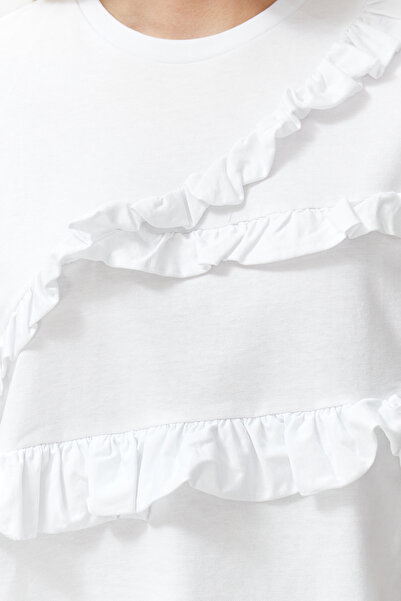 Trendyol Collection Λευκό 100% χοντρό βαμβακερό βολάν με λεπτομέρεια Χαλαρή/Άνετη εφαρμογή Πλεκτό μπλουζάκι με κοντό μανίκι TWOSS24TS00232