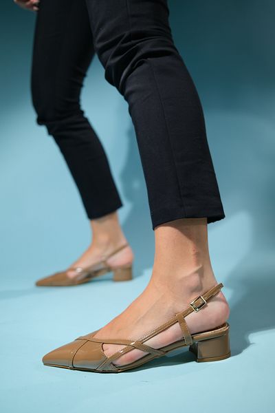 LuviShoes STEVE Damensandalen aus braunem Lackleder mit niedrigem Absatz