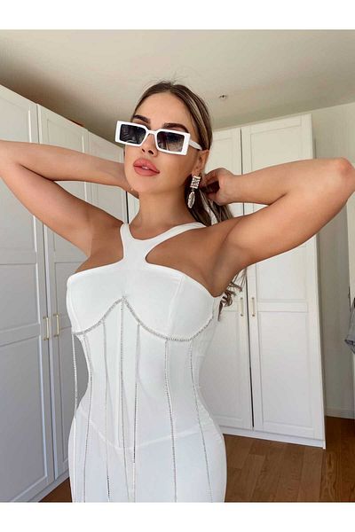 1Moda1Tarz Γυναικείο φόρεμα μίντι σχεδίου με λευκό κρεπ ύφασμα με λεπτομέρεια αλυσίδας