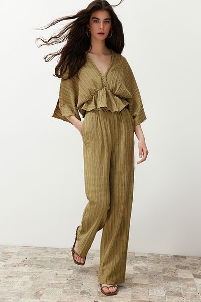 Trendyol Collection Khakifarbene Hose aus strukturiertem Gewebe mit elastischem Bund TWOSS24PL00142