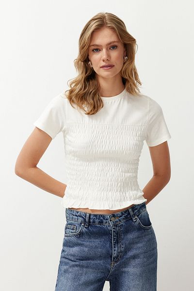 Trendyol Collection Ecru Elastic Fitted/Body-Sitting Crew Crew Pletená halenka TWOSS24BZ00455