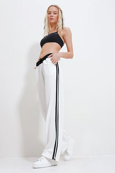 Trend Alaçatı Stili Weiße, doppelt gestreifte, elastische Damen-Jogginghose – ALC-X11969