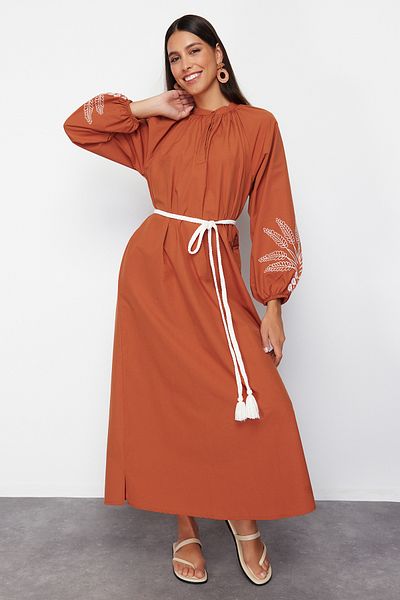 Trendyol Modest Vyšívané / vyšívané tkané šaty s balónkovým rukávem TCTSS24EB00213