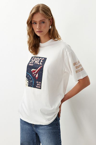 Trendyol Collection Ecru 100% bavlna Space Printed Oversize/Wide Fit Pletené tričko TWOSS21TS3663