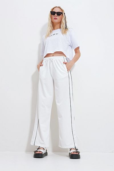 Trend Alaçatı Stili Weiße Damen-Jogginghose mit doppelten seitlichen Taschen und geripptem Bein und weitem Bein ALC-X11984
