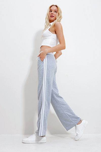 Trend Alaçatı Stili Graue Pazalazzo-Jogginghose mit elastischem Bund und doppeltem Streifen für Damen ALC-X11969