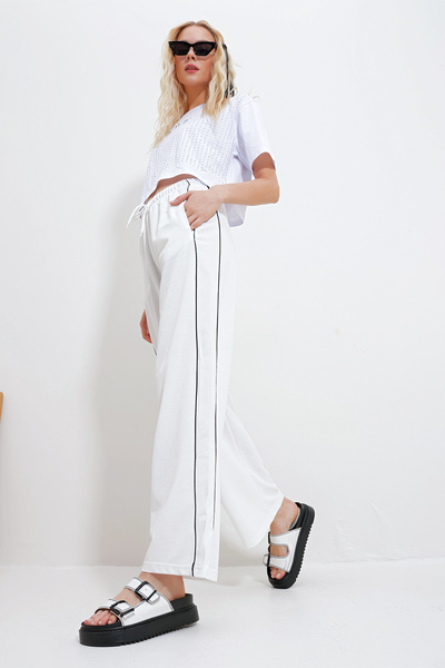 Trend Alaçatı Stili Women's White Double Pocket Side Ribbed Wide Leg Sweatpants ALC-X11984