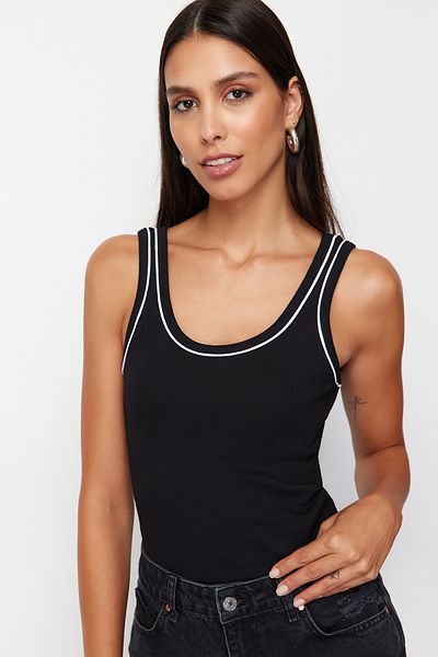 Trendyol Collection Schwarze Kontrastpaspelierung, detaillierter Poolkragen-Body, taillierter, flexibler gestrickter Sportler TWOSS24AL00044