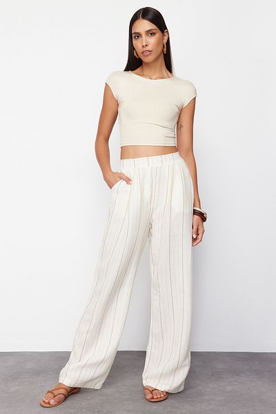 Trendyol Collection Ecru gestreifte Hose mit weitem Bein/Webhose mit weitem Bein TWOSS24PL00145