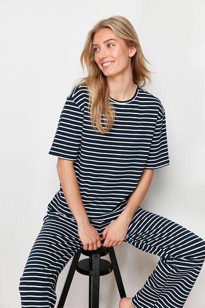 Trendyol Collection Námořnická modro-bílá bavlněná pruhovaná žebrovaná pletená sada pyžama THMSS24PT00329