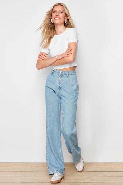 Trendyol Collection Blaue Jeans mit hoher Taille und weitem Bein aus 100 % Tencel™ und Taschendetail TWOSS24JE00201