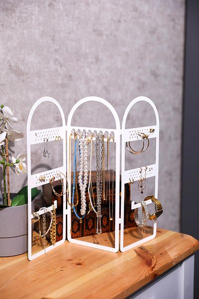 Doreline Jewelry Makeup Organizer Jewelry Organizer Decorative Oval Jewelry Stand Necklace Ring Earring Holder White