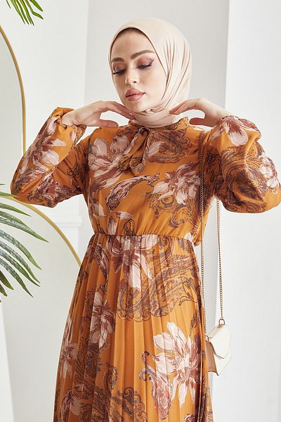 InStyle Serena virágmintás hajtogatott sifon hidzsáb ruha - mustár