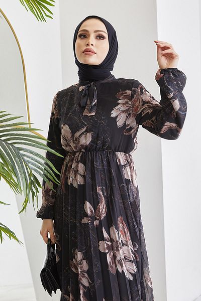 InStyle Rochie Hijab din șifon plisat cu model de flori Serena - neagră