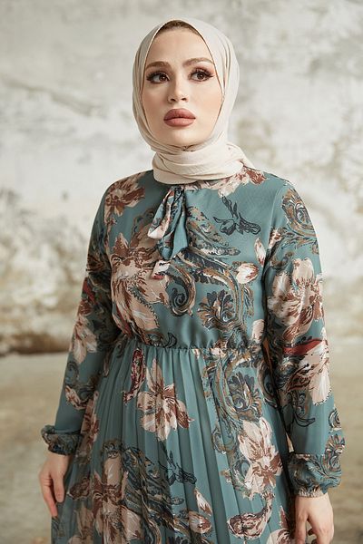 InStyle Плисирана шифонена хиджаб рокля с шарка на цветя Serena - петролно зелено