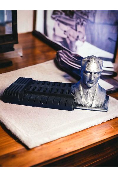 a life in games Ataturk Figured USB Flash Memory and Sd-Micro Card Reader Holder - Desktop Utensil Organizer