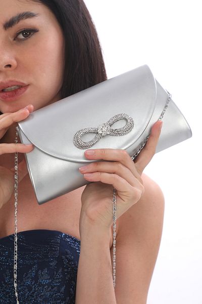 Piedra Geantă de rochie de seară din piele artificială de culoare argintie, cu capac magnetic, poate fi folosită în mâini și cu curea de umăr