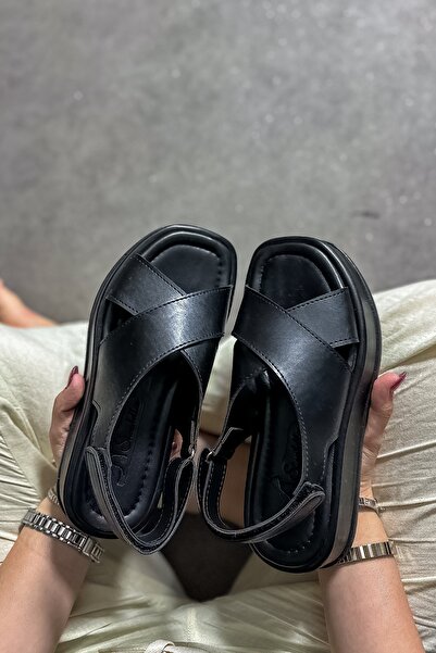 SHOEBELLAS Pami Siyah Çapraz Detaylı Kadın Sandalet