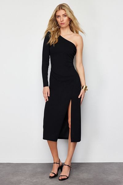 Trendyol Collection Schwarzes Midi-Strickkleid mit asymmetrischem Ausschnitt, eng anliegendem Schlitz und detailliertem Schnitt TWOAW24EL00623