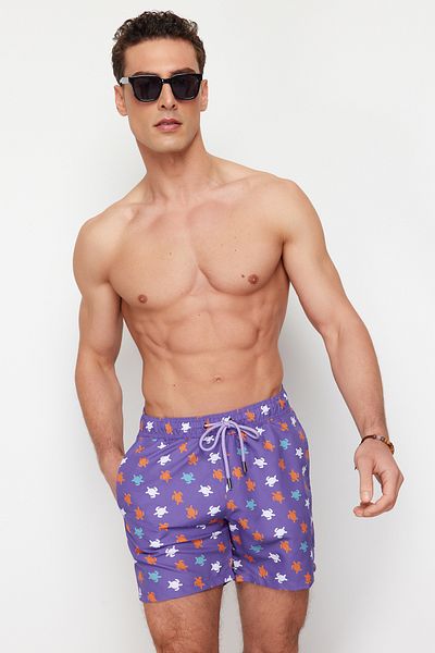 Trendyol Collection Mořské šortky standardní velikosti se vzorem Purple Turtle - TMNSS24DS00005