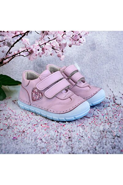 GOOFY أحذية الخطوة الأولى للفتيات الصغيرات بنعل جلدي لتقويم العظام مع تفاصيل قلب