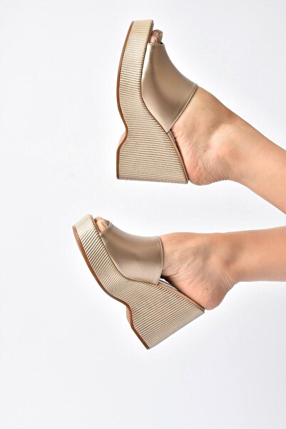 Fox Shoes Női arany éksarkú papucs K250101509