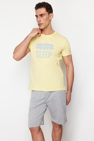 Trendyol Collection Gelbes Sommer-Pyjama-Set mit normaler Passform und Shorts – 100 % Baumwolle THMSS21PT0216