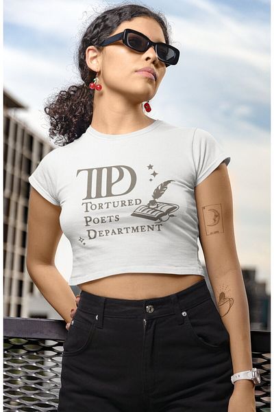 Fuddy Moda Top crop cu imprimeu Sedimented Poets Deparment, bluză crop cu imprimeu Taylor Swift pentru femei
