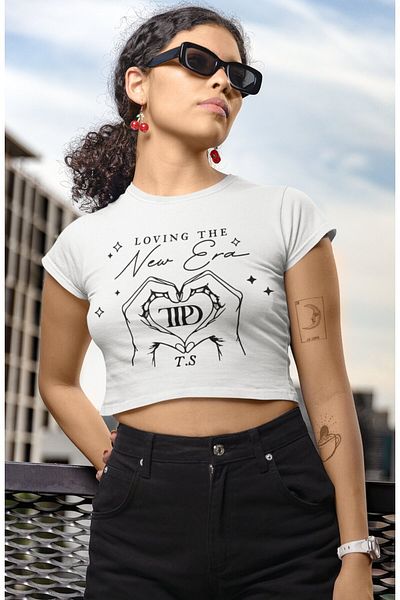 Fuddy Moda Loving The New Era TTPD Lettering Crop Top, Γυναικεία Taylor Swift 2024 Νέο άλμπουμ εμπριμέ μπλούζα