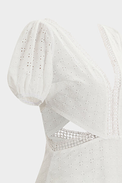 Açelya Okcu Γυναικείο μίνι φόρεμα με λεπτομερή κοψίματα με λαιμόκοψη με V-λαιμόκοψη