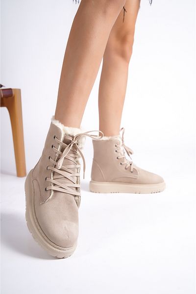 Capone Outfitters Damenstiefel aus Lammfell mit runder Zehenpartie
