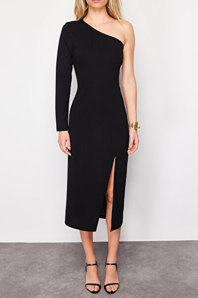 Trendyol Collection Černé šaty s asymetrickým výstřihem, přiléhavým rozparkem, pletené midi šaty TWOAW24EL00623