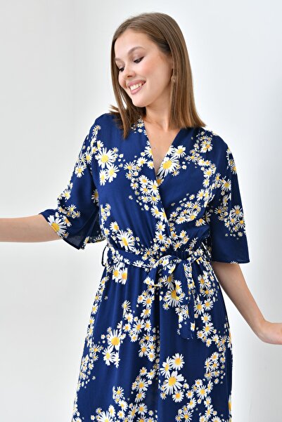 vuvutasarım Еластична тканина з принтом ромашок, пояс з деталями, розрізи з боків, кружевий комір, середньої довжини, темно-синя сукня 098